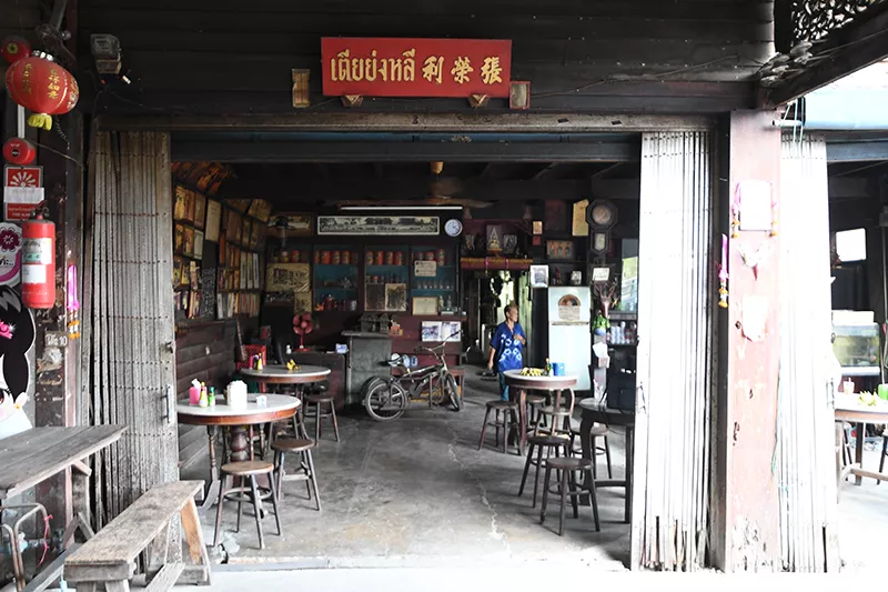 The Legend of Thailand’s Century-Old Café: The Timeless Taste of Charcoal-Roasted Robusta and Hand-Poured Drip Coffee
