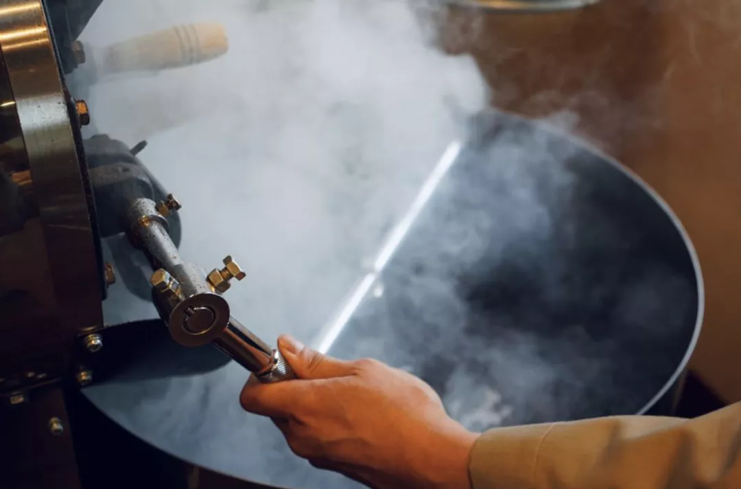 Hokkaido Century-Old Wooden-Smoked Coffee Beans: How Dark Roast and Wood Smoke Create Unique Flavors