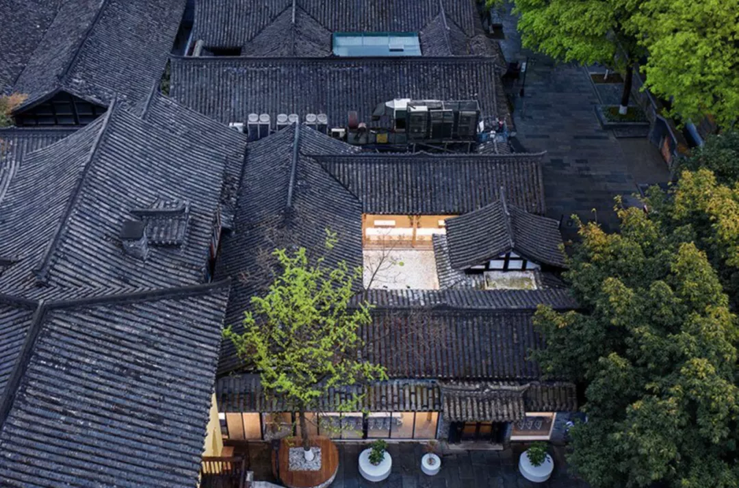 Chengdu Kuanzhai Alley %Arabica Coffee Shop: Analysis of the Renovation of a Western Sichuan Traditional House and Modern Minimalist Design
