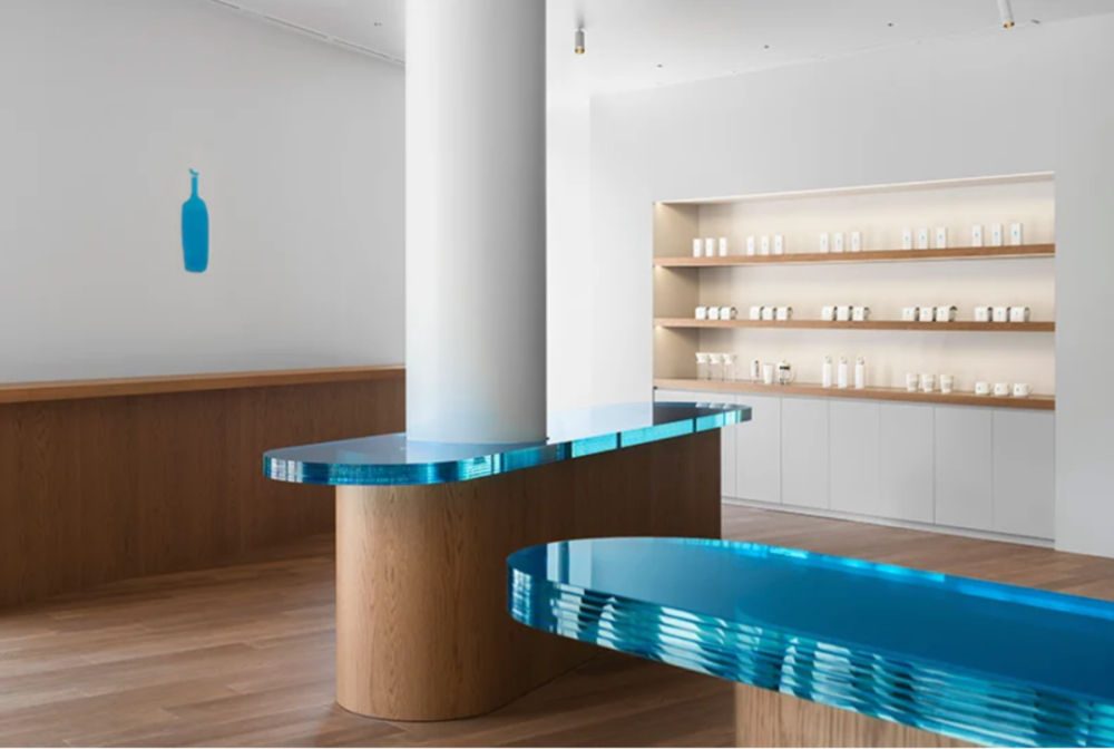 Design Analysis of Blue Bottle Coffee's New Osaka Store: A Dual Sensory Experience of Warm Wood Tones and Immersive Blue