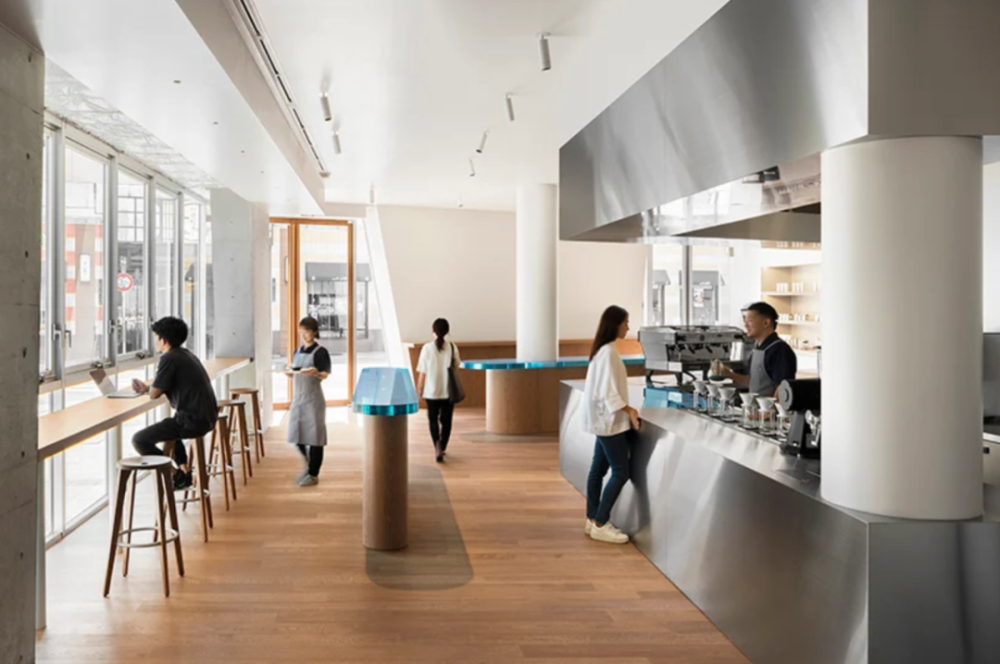 Design Analysis of Blue Bottle Coffee's New Osaka Store: A Dual Sensory Experience of Warm Wood Tones and Immersive Blue