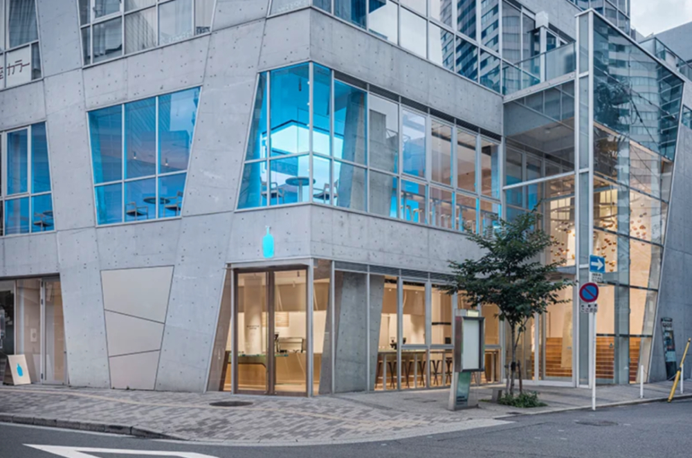 Design Analysis of Blue Bottle Coffee's New Osaka Store: A Dual Sensory Experience of Warm Wood Tones and Immersive Blue