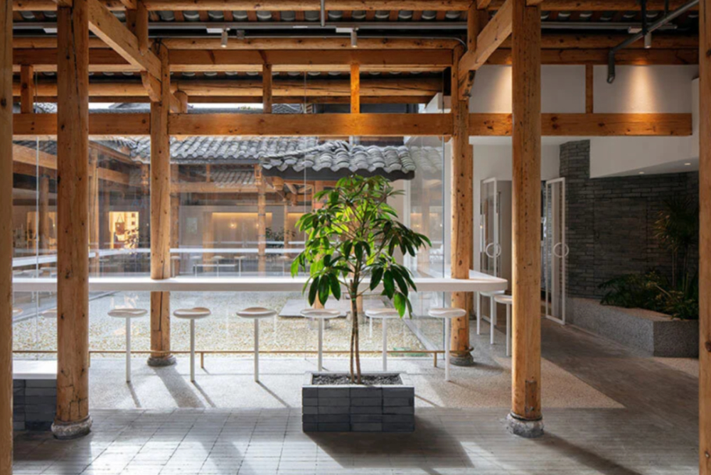Chengdu Kuanzhai Alley %Arabica Coffee Shop: Analysis of the Renovation of a Western Sichuan Traditional House and Modern Minimalist Design