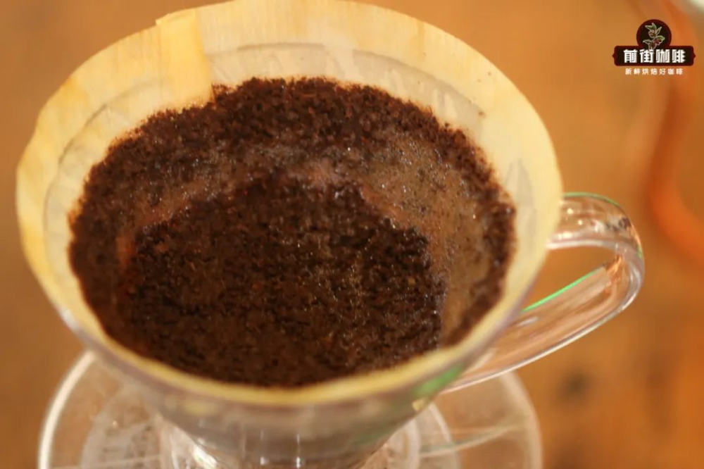 How does the size of the pour-over water circle affect extraction? Understand the coffee bed wall and flavor all at once
