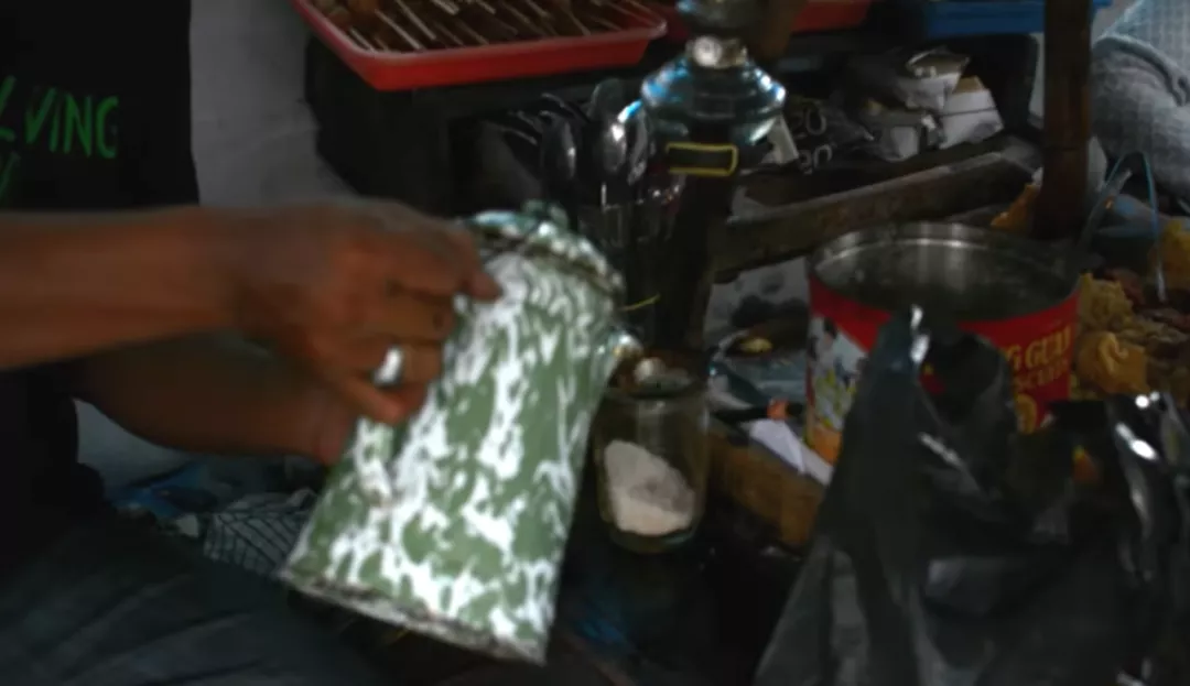 How does Indonesian Kopi Joss reduce caffeine? A scientific and flavor analysis of street-side charcoal coffee