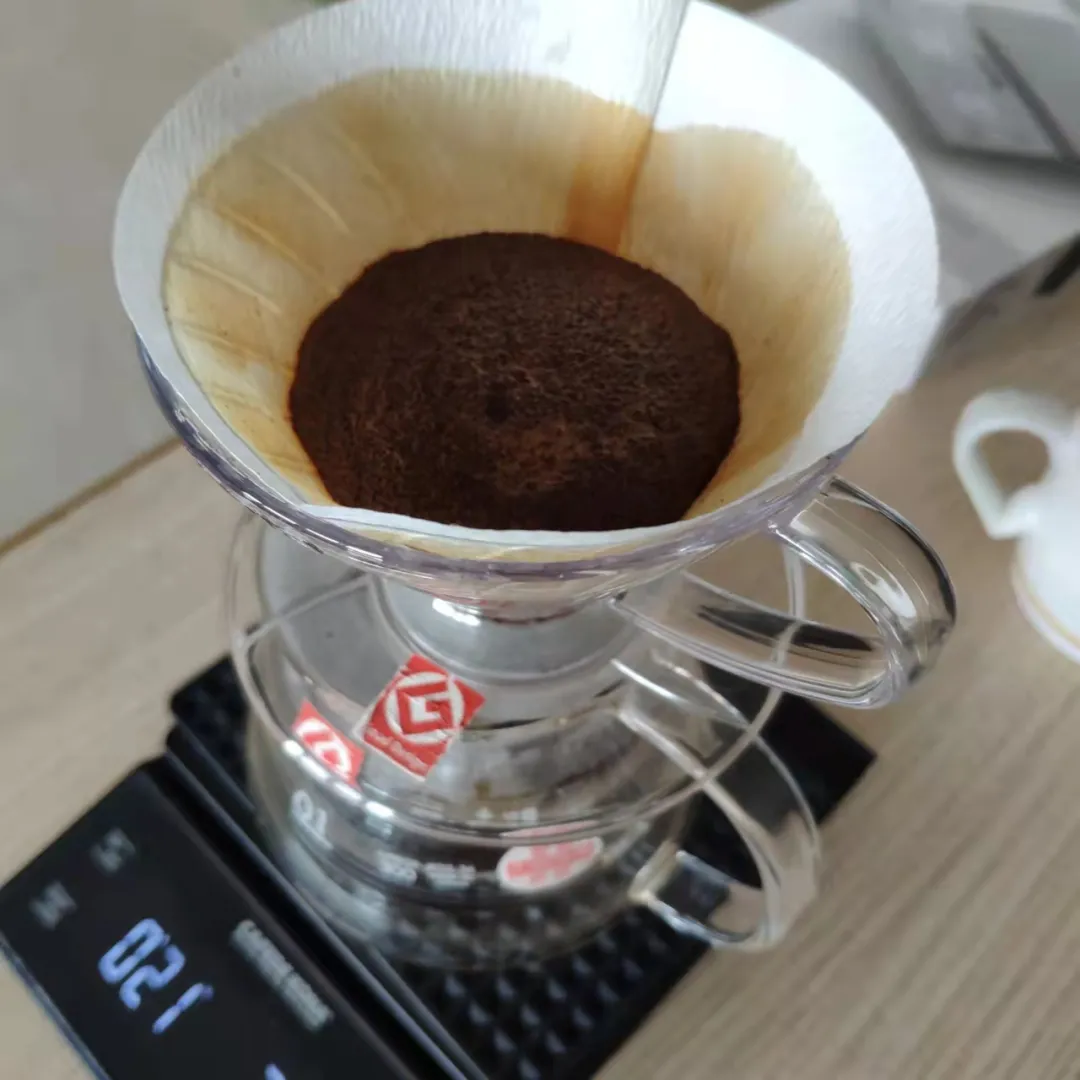 Hand Grinders vs. Electric Grinders: A Comparative Analysis of Flavor Differences Between Pour Over Coffee and Drip Bags