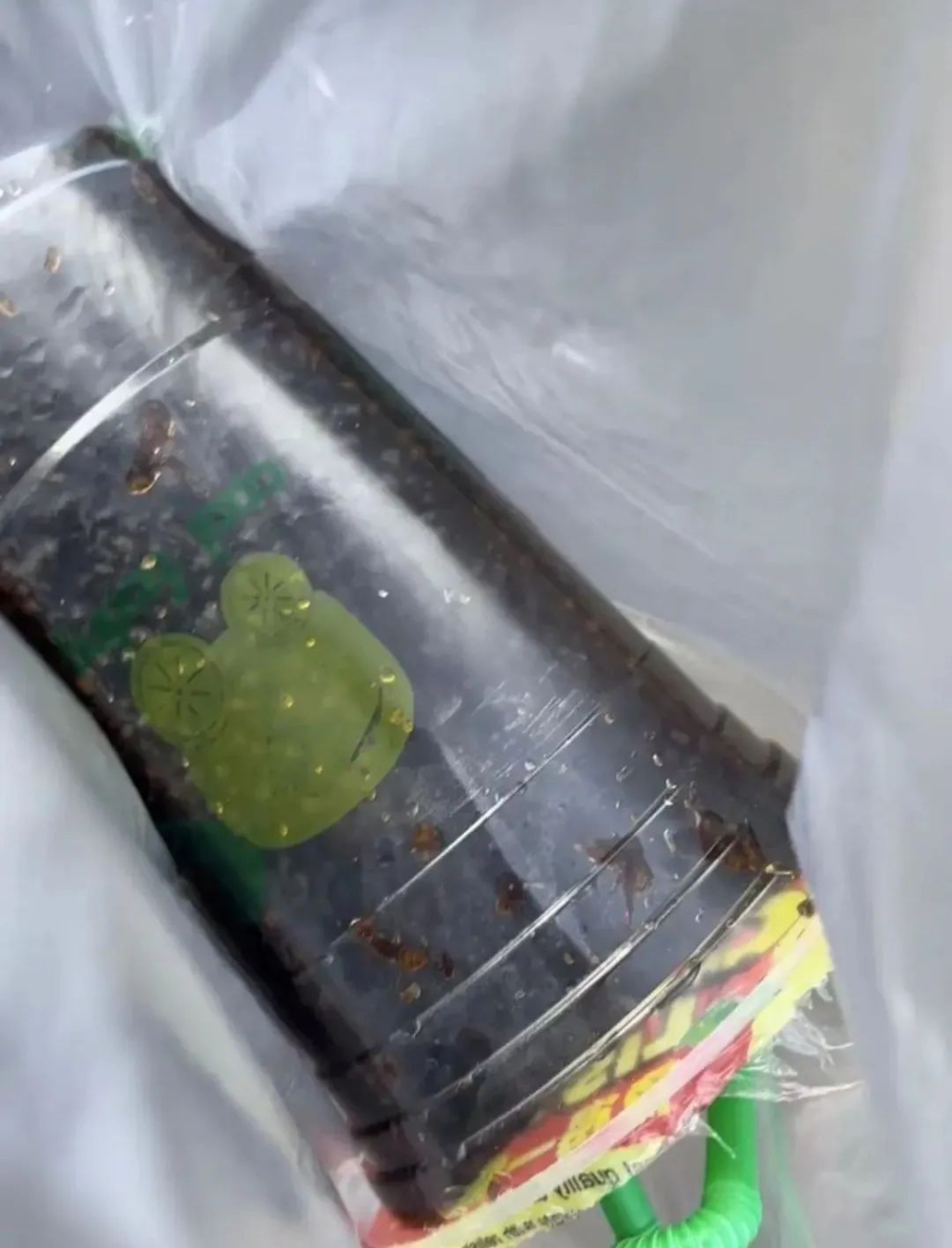 Ants found in delivered coffee order – merchant claims wrong order was picked up, but how is hygiene ensured for takeaway drinks?