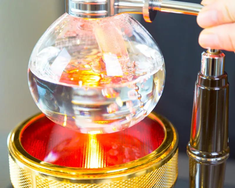 Is your siphon coffee extraction lacking aroma? Master the key techniques to enhance the flavor