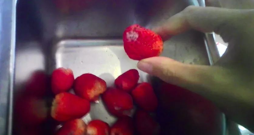 Unveiling the Yihetang Zhengzhou Store Food Safety Incident: How Expired Ingredients and Moldy Fruits Ended Up in Drinks?