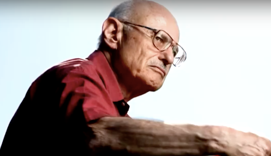 How to use an AeroPress? Learn its invention history, forward/reverse brewing methods, and how it differs from pour over in one go