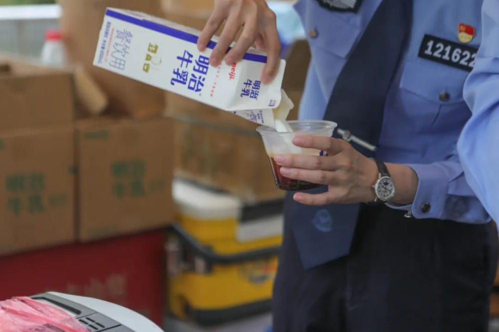 Ningbo Police Set Up Coffee Stand to Fight Scams: Female Officers Brew Pour Over & Offer Age-Specific Gift Tactics