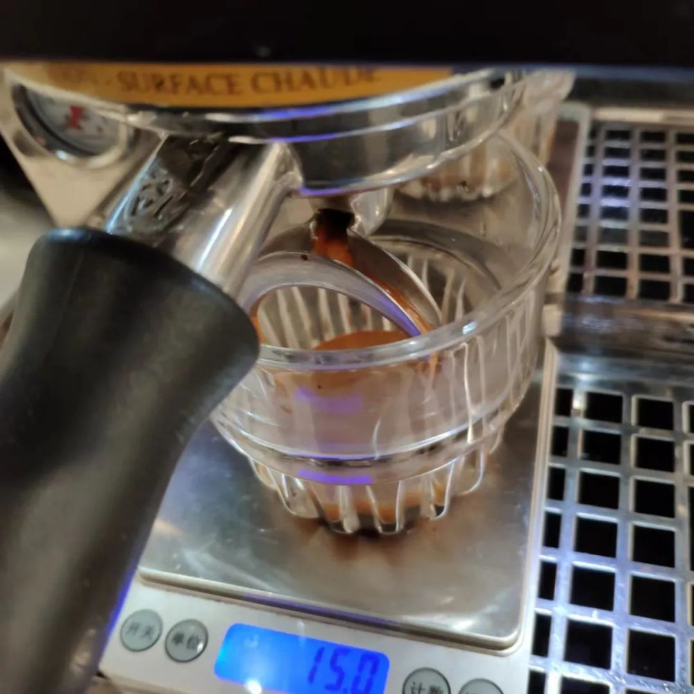 Is it normal to find black residue at the bottom of an espresso cup? Analyzing the causes of fine particle penetration and tiger-stripe oil patterns