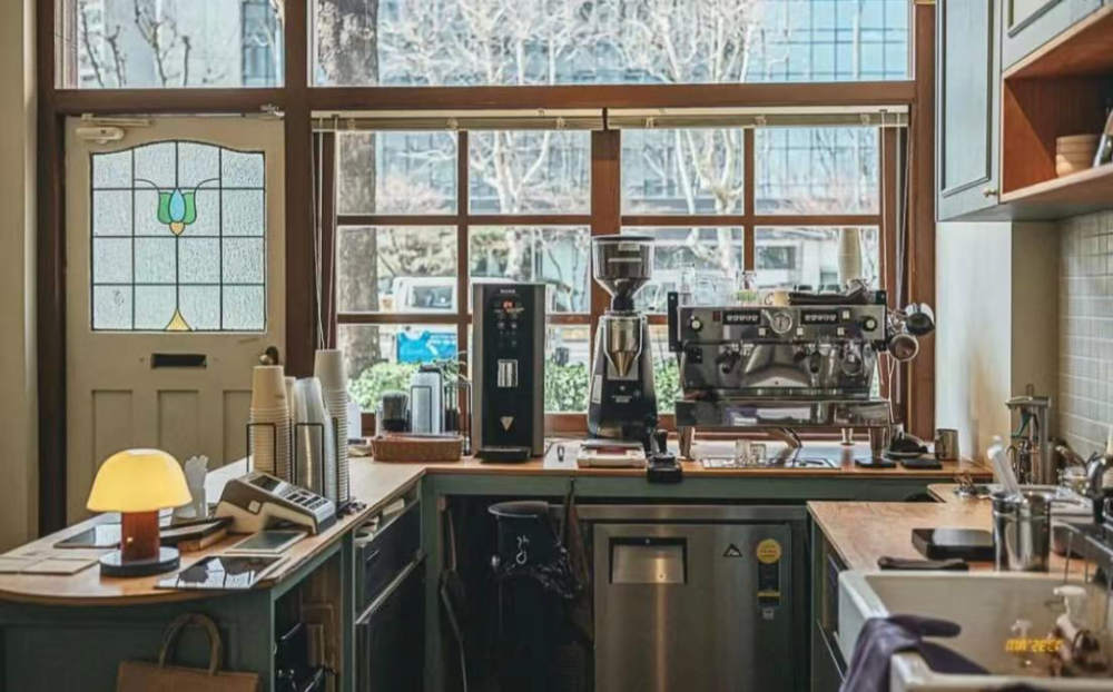 Is quitting your job to open a coffee shop a viable option? Community shop survival strategies and the realities of specialty coffee business operations