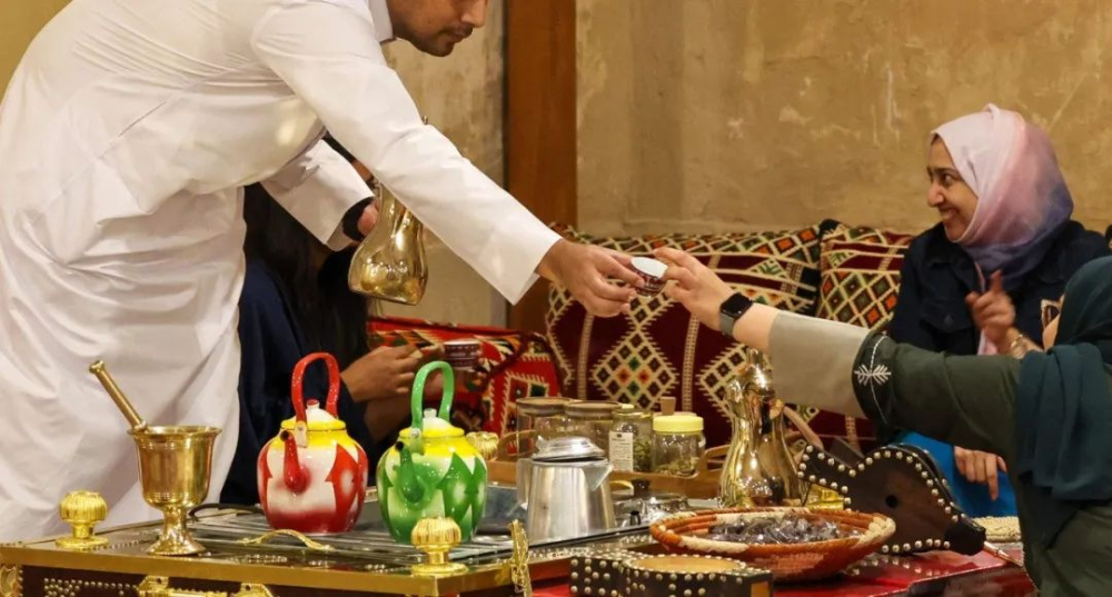 How to Drink Qatari Arabic Coffee (Gahwa): Exploring Traditional Brewing Methods from Hospitality Etiquette to Spices