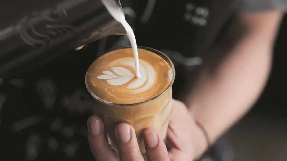 Complete Guide to the Origin and Preparation of Flat White: Pronunciation, Milk Frothing Techniques, and Ice Drink Feasibility Analysis