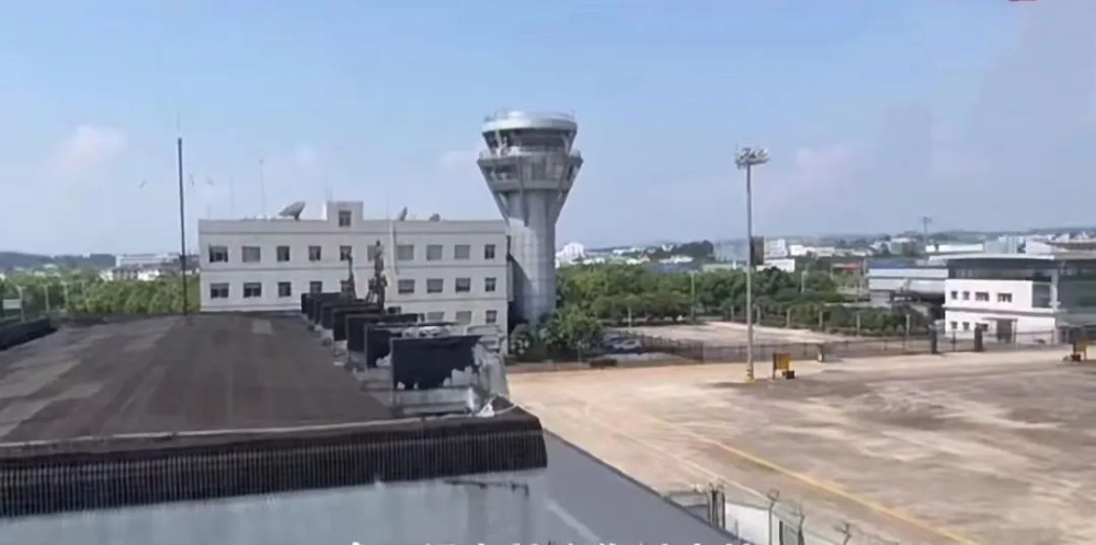 Huangshan Tunxi Old Tower Cafe: A New Aviation Landmark for Up-Close Airplane Takeoffs and Landings