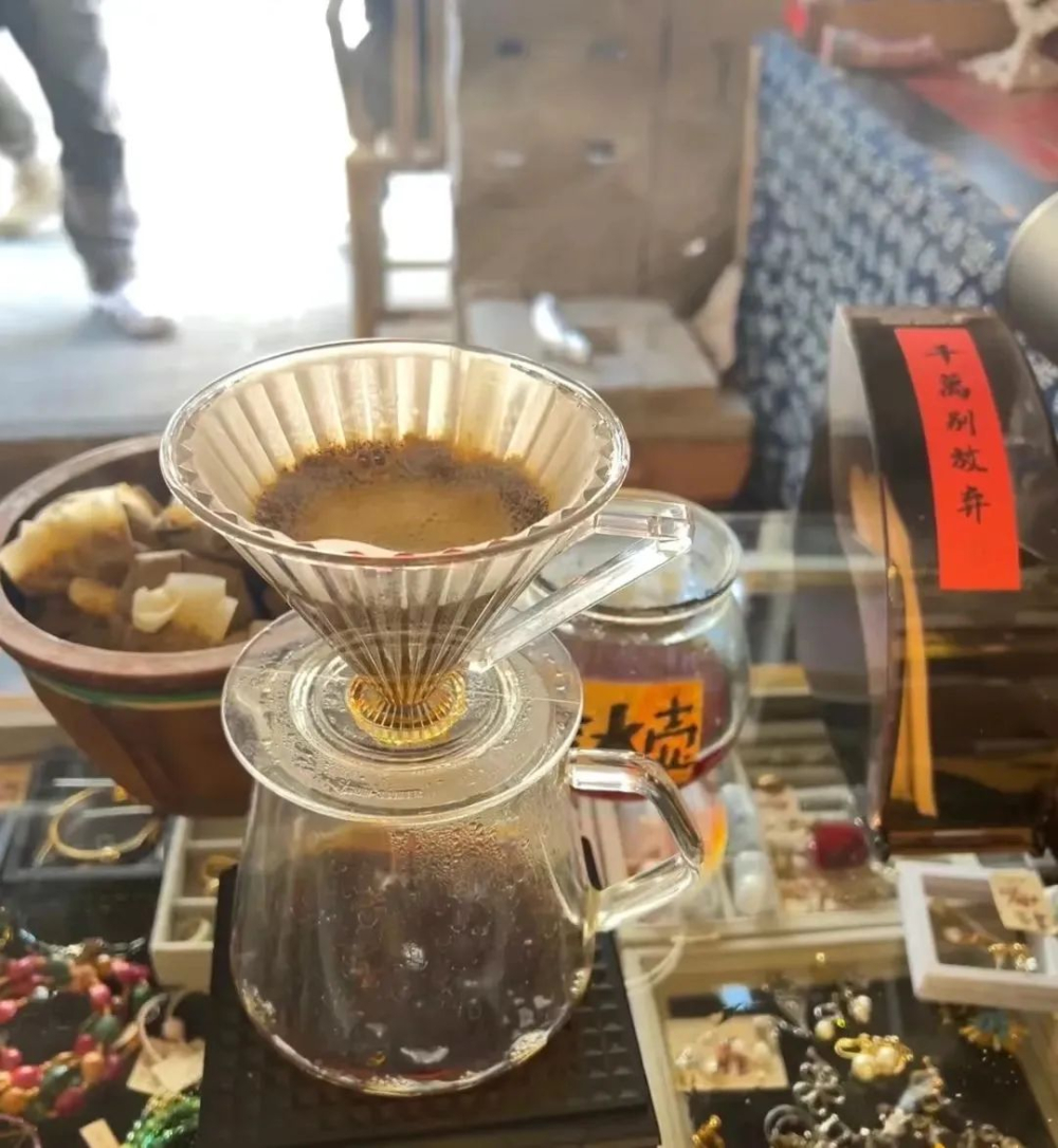 Dongshan Island’s Laid-Back Coffee Shop: Pour Over Experiences and the Owner’s Relaxed Daily Life