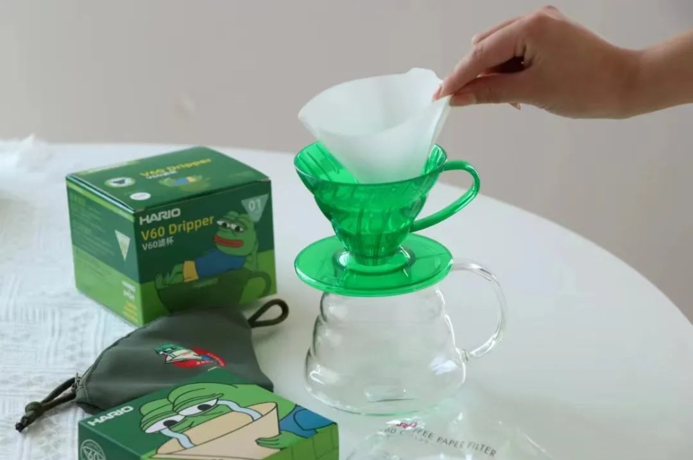 The Hario x Sad Frog collab V60 dripper is here!An in-depth look at the camping-style pour over coffee set