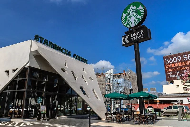 Starbucks and Amap launch the 'Curbside Pickup' service to solve the urban coffee pickup and parking dilemma