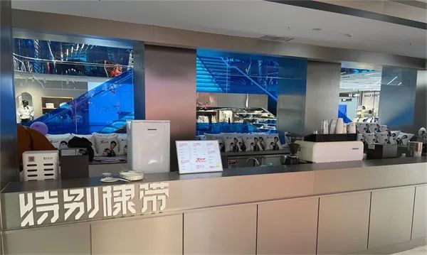 Xtep's first coffee shop lands in Chengdu!Why is it under the COSINE Coffee signage? An analysis of the cross-industry collaboration