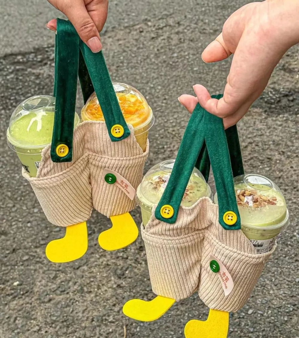 The overall-style cup sleeve from GuMing has sparked a buying frenzy—why are young people going crazy for this adorable merchandise?