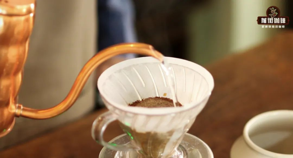Complete Guide to Pour Over Coffee Pouring Techniques: How Water Flow and Circling Movements Affect Flavor