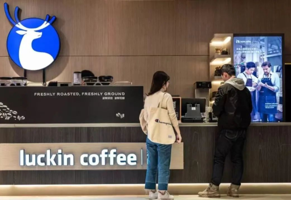 The key to Luckin Coffee's 2022 financial turnaround: How did it go from the brink of bankruptcy to a viral hit product?
