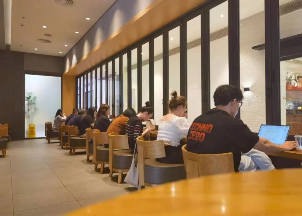 The Truth About Starbucks' Office Workers: Analyzing the Age Dilemma of Professionals Over 35 Working in Cafés