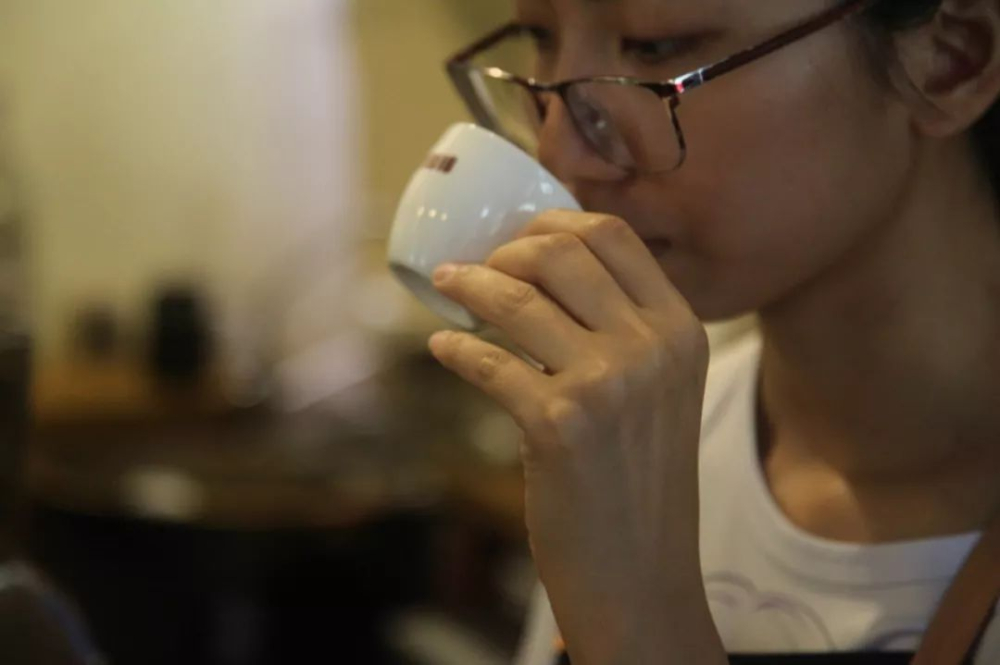 Why does coffee smell so good but taste so mild? Unveiling the truth about volatility and sensory dissonance