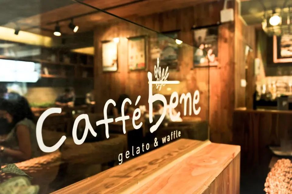 Midlife career switch to opening a coffee shop? A practical guide analyzing the industry landscape and operational challenges