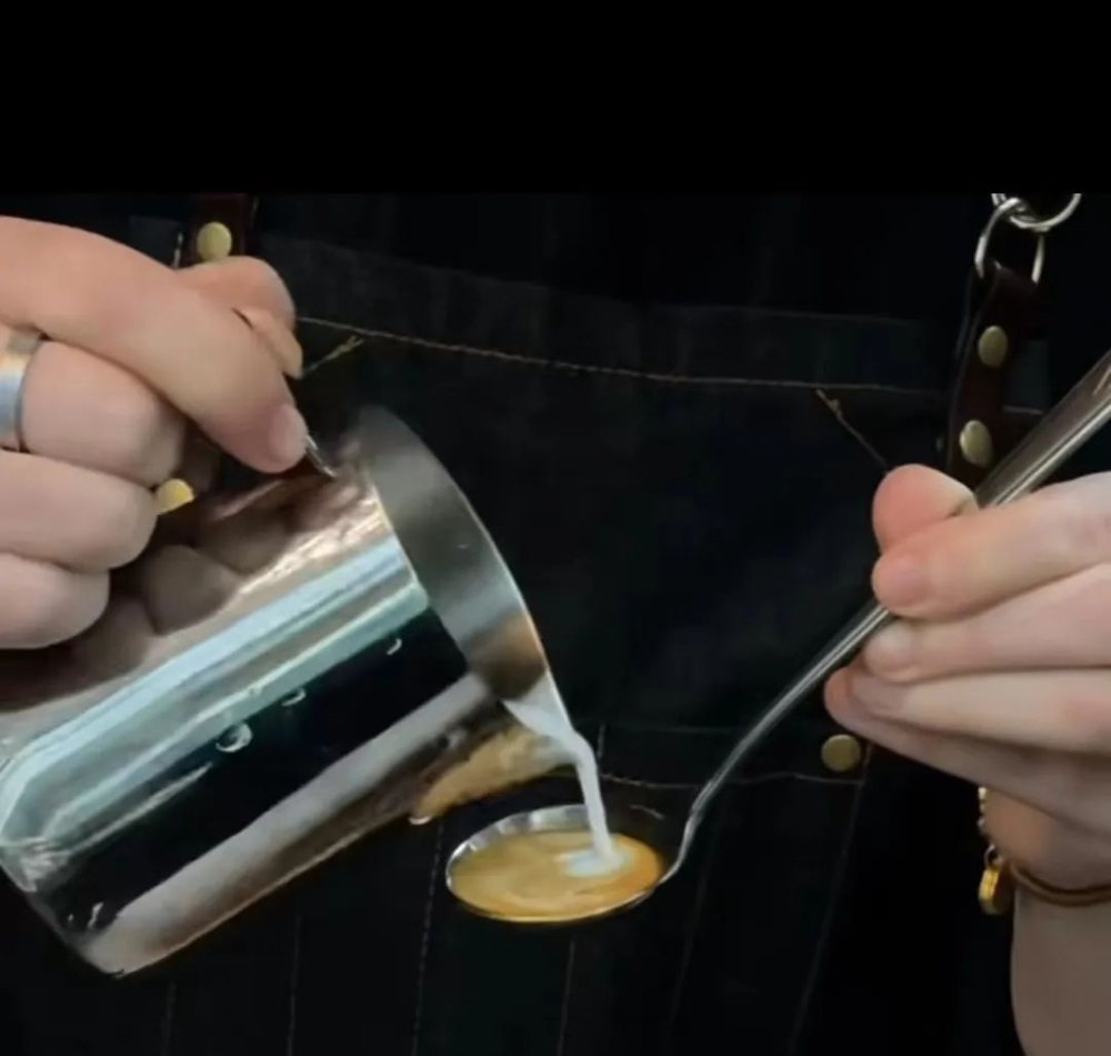 TOP 10 CREATIVE POUR-OVER LATTE ART CONTAINERS: THE ULTIMATE CHALLENGE FROM BLIND BOWLS TO NOODLE CUPS