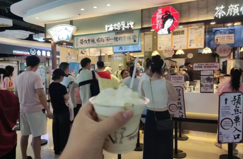 Good墨Lemon is here to make its debut!The new lemon tea brand’s queuing system and menu design have sparked discussion.