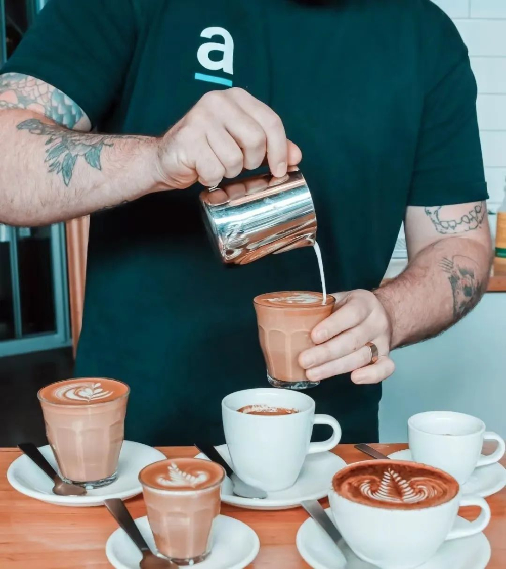 Behind the Scenes of a Barista’s Daily Life: From Cup-Washing Techniques to Mastering Multiple Roles Behind the Counter