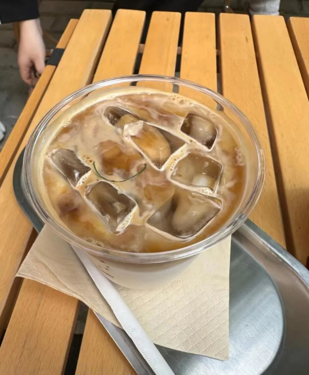 Coffee shop refuses commercial photography, gets bad reviews. Surveillance reveals full footage of customer staging foreign object incident
