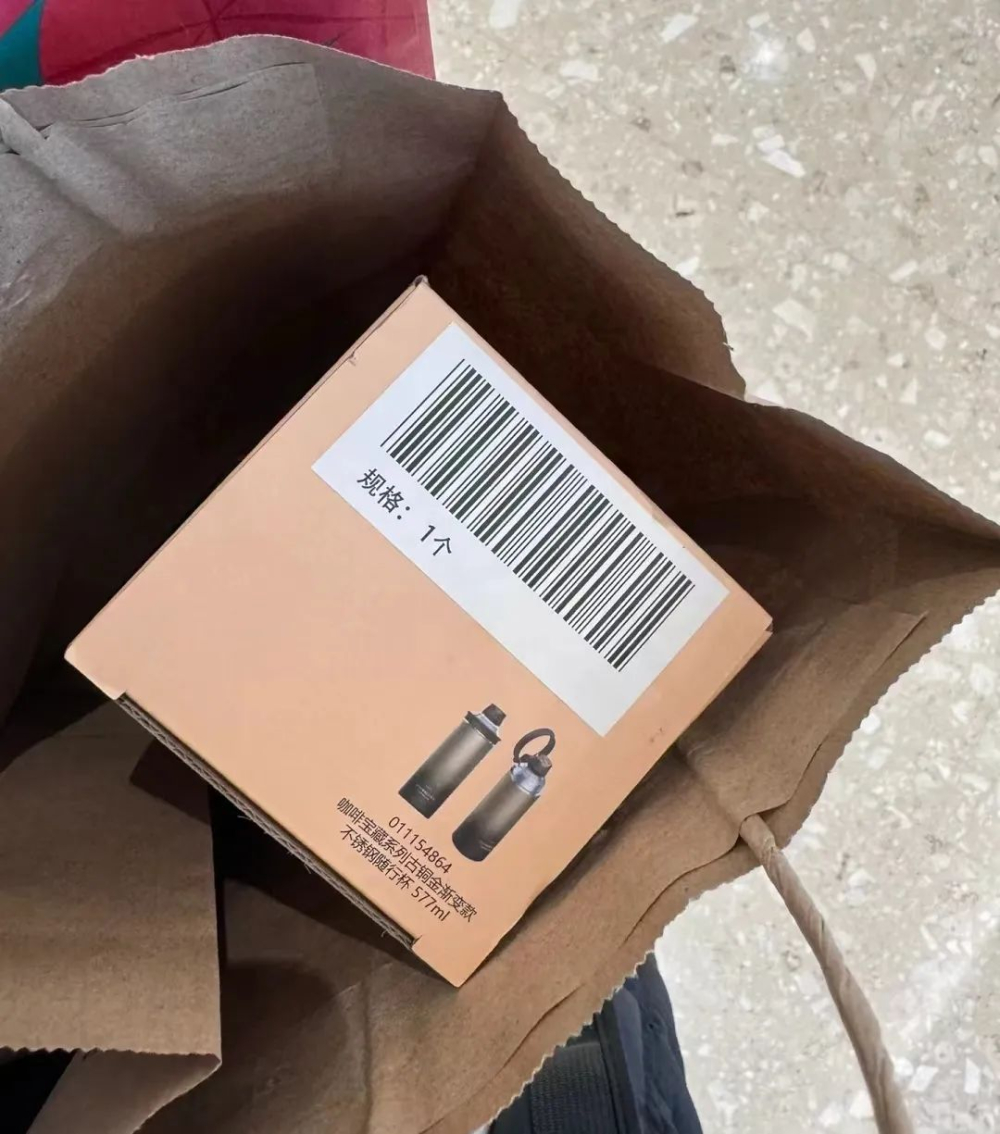 Starbucks Cup Display Sparks Controversy: Analysis of Store Fragile Cup Placement and Accident Compensation