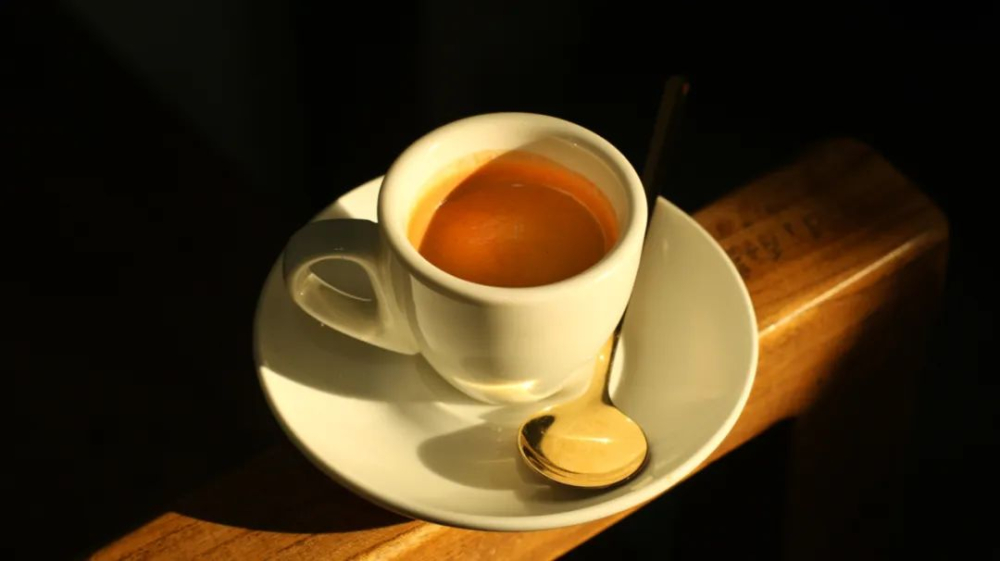 How much is one shot of espresso? Understanding standard coffee serving sizes through bar terminology and modern evolution