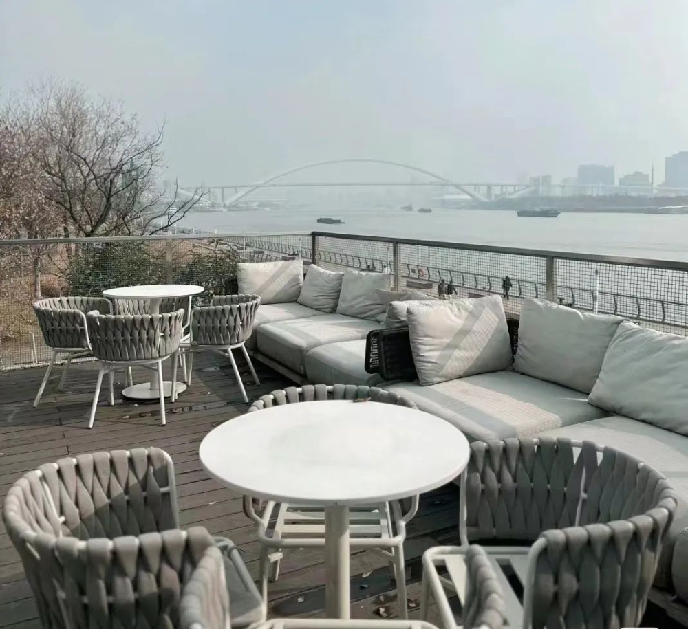 The outdoor facilities at Manner's Xuhui Binjiang store are in poor condition!An analysis of the relationship between café environment maintenance and brand reputation