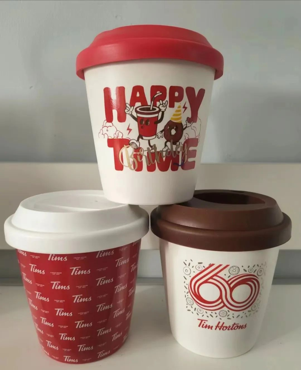 Tims 60th Anniversary Ceramic Cup Controversy: Retro Paper Cup Design Sparks Criticism, Silicone Lid Hard to Use – Real-World Testing Analysis