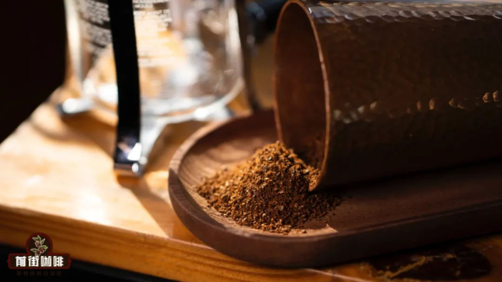 Complete Guide to Brewing Coffee with a French Press: Grind Size, Water Temperature, and Time Control to Make Perfect Black Coffee