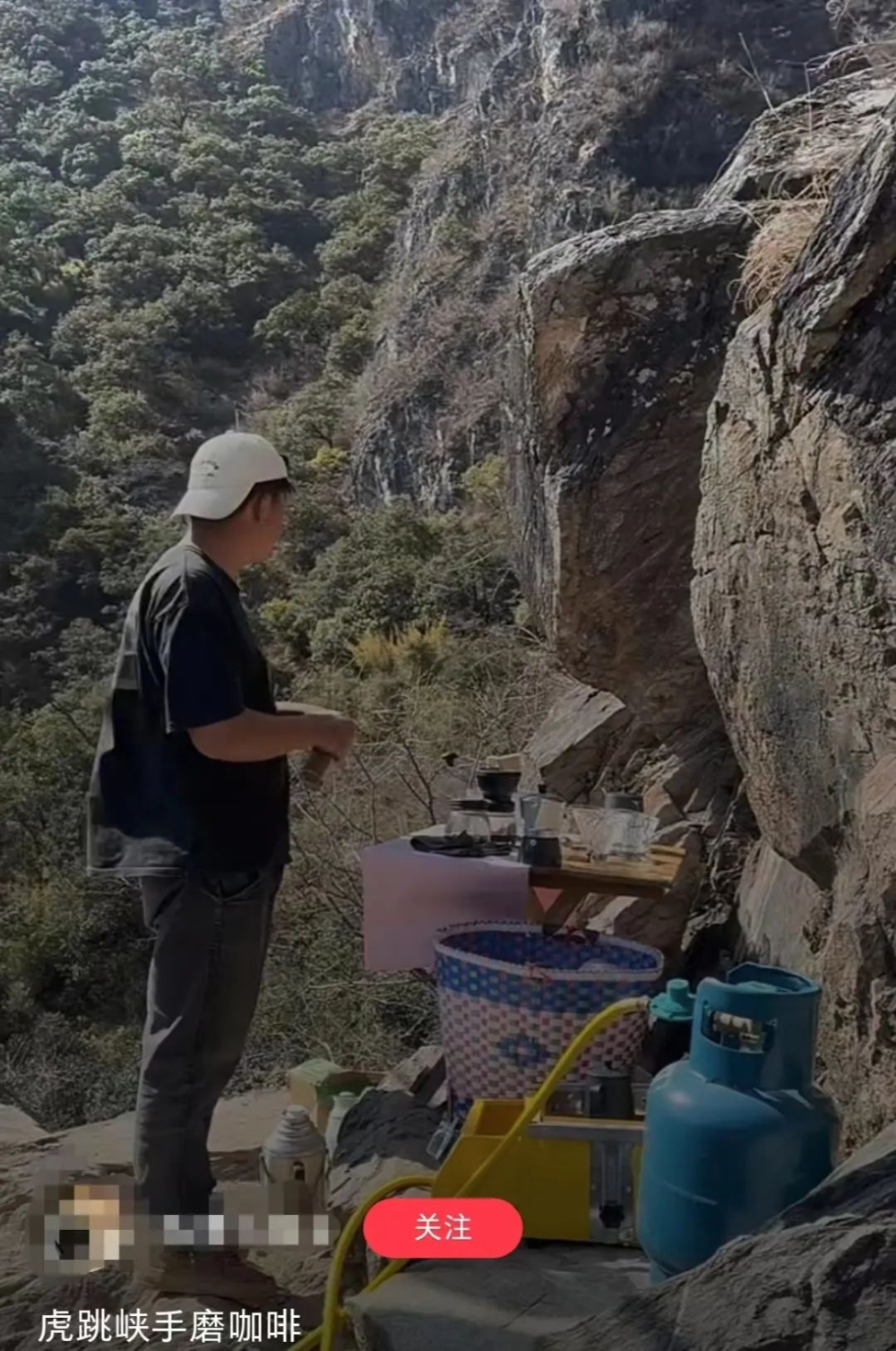 Hand-Poured Coffee Experience on the Cliff Edge of Tiger Leaping Gorge: A 28 Yuan Cup Raises Safety and Environmental Concerns