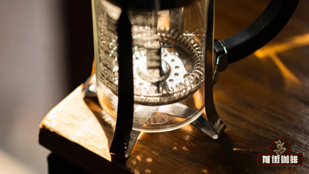 Complete Guide to Brewing Coffee with a French Press: Grind Size, Water Temperature, and Time Control to Make Perfect Black Coffee
