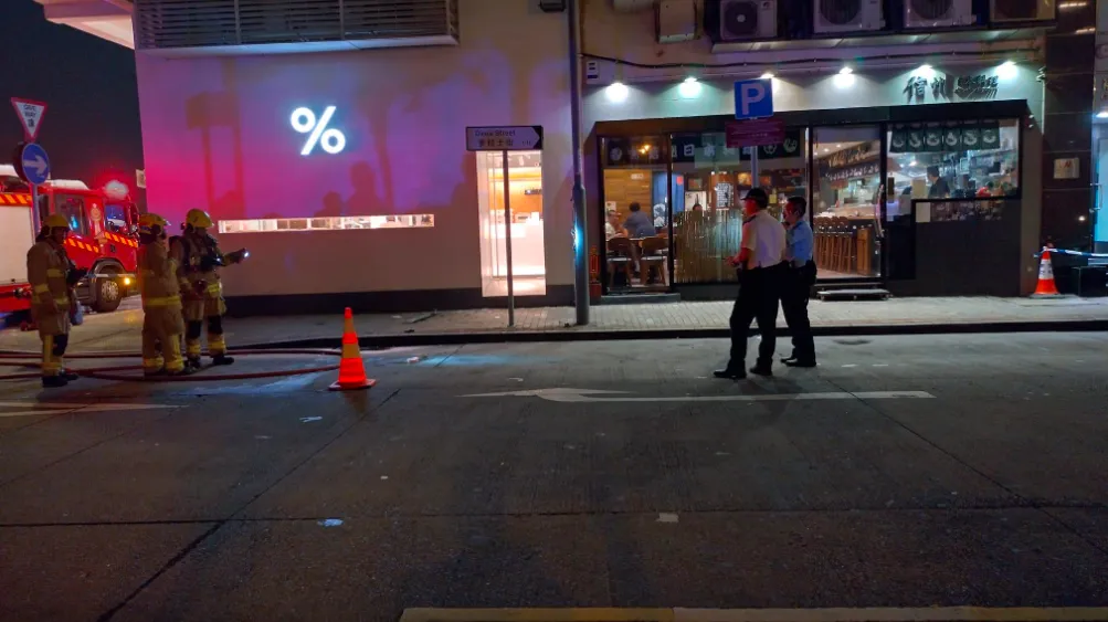 An external lamp post at %Arabica in Kennedy Town, Hong Kong, unexpectedly exploded, injuring a tourist’s head; authorities clarify the cause