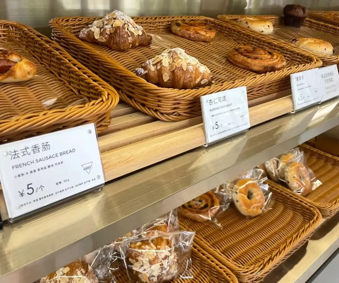 Manner Coffee launches $5 baked breads!How does its cost-performance strategy challenge market pricing?