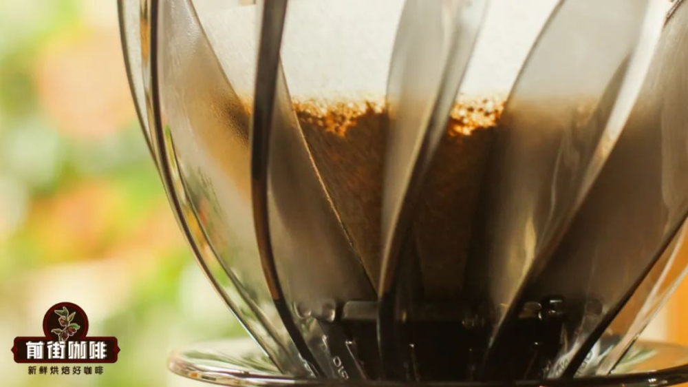 Comparison of Hario Lily Dripper and V60: Flow Rate Differences, Detachable Leaf Features, and Pour Over Brewing Tips