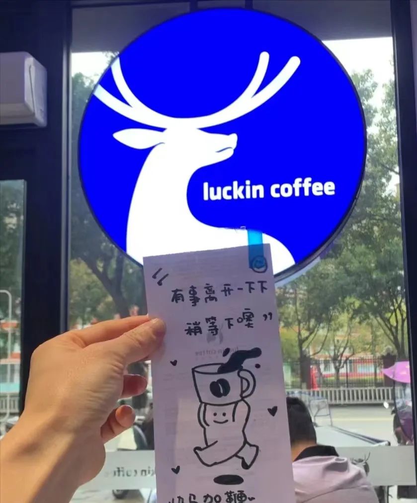 Barista left alone at store faces bathroom dilemma！Analysis of staffing shortage risks at brands like Luckin