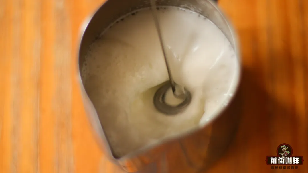 Make milk foam at home too!Learn how to create silky lattes and cappuccinos with an electric frother