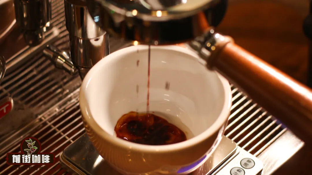 Complete Guide to Making Flavored Lattes: Practical Tips on Syrup Selection and Sweetening Milk Foam