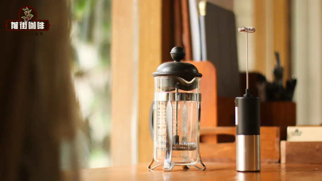 Make milk foam at home too!Learn how to create silky lattes and cappuccinos with an electric frother