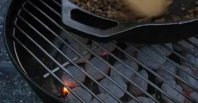 Where does the smoky flavor in coffee come from? A comprehensive guide to the differences between dark and light roasts and charcoal-roasted coffee