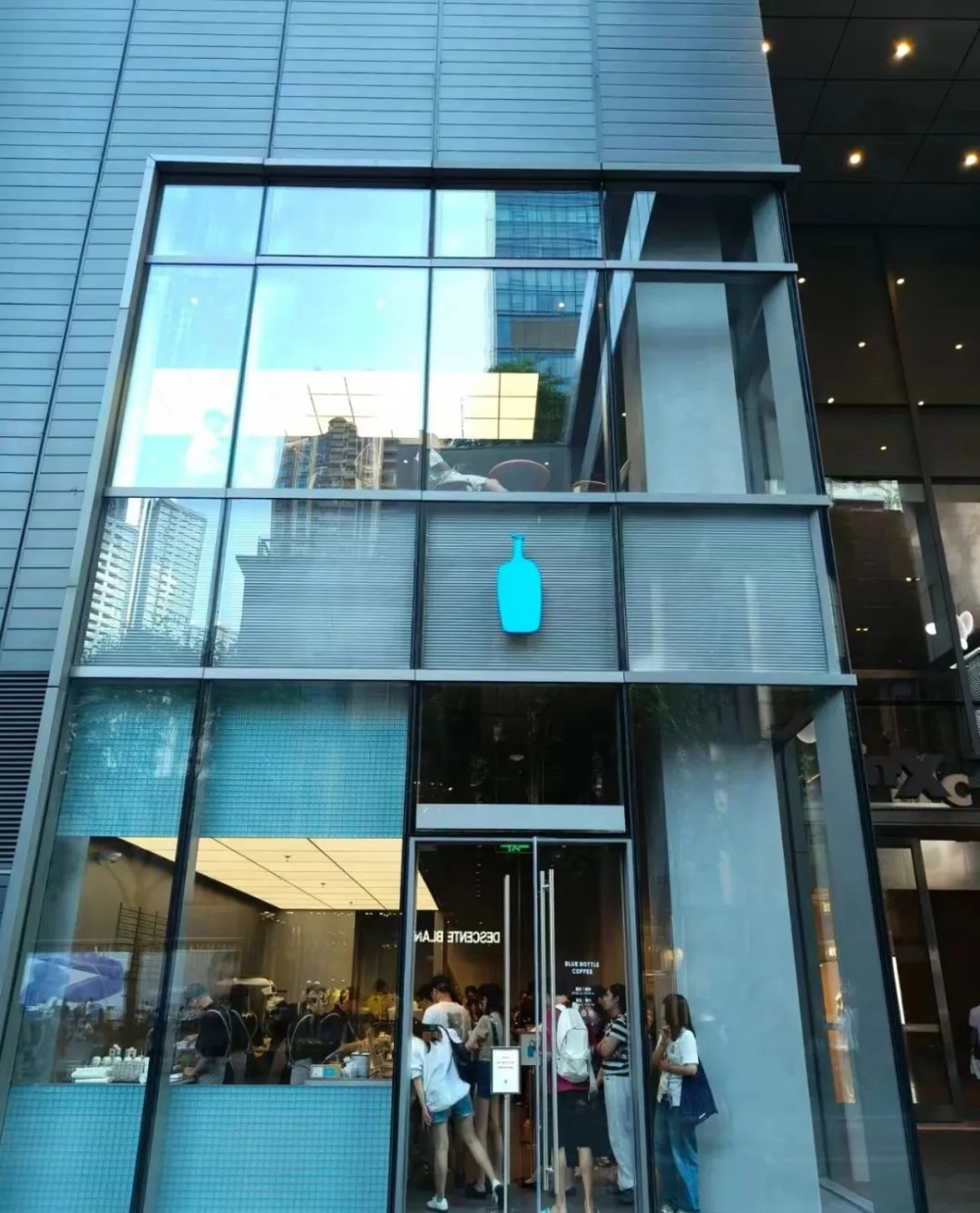 Blue Bottle Coffee’s First Store in Shenzhen Has Arrived!An In-Depth Look at the Limited-Edition Blue Dripper and Design Highlights